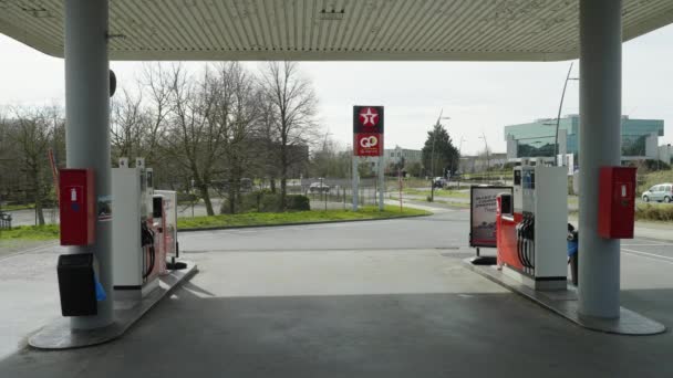 Empty Petrol Station Because Gas Price Hike Concept Alternative Transport — Vídeo de stock