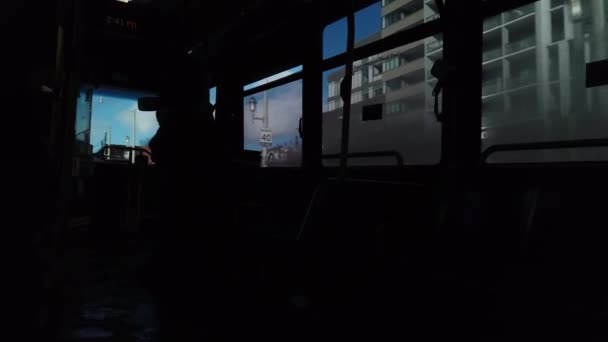 Utasnézőpont Amely Egy Utazó Városi Busz Belsejéből Néz Ablakon — Stock videók