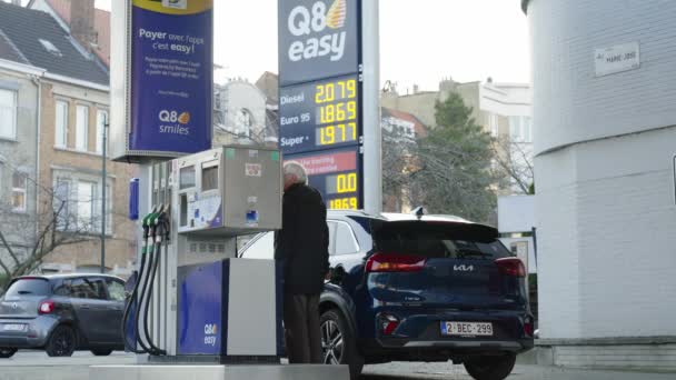 Старик Заправляет Машину Заправке Условиях Высокой Цены Бензин Вторжения России — стоковое видео