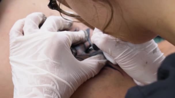 Vrouw Tattoo Kunstenaar Vullen Blackwork Laat Tatoeage Met Inkt Slow — Stockvideo