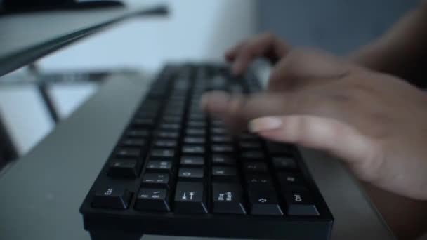Χέρια Μιας Γυναίκας Πληκτρολογούν Ένα Γράμμα Στον Υπολογιστή Γρήγορα — Αρχείο Βίντεο