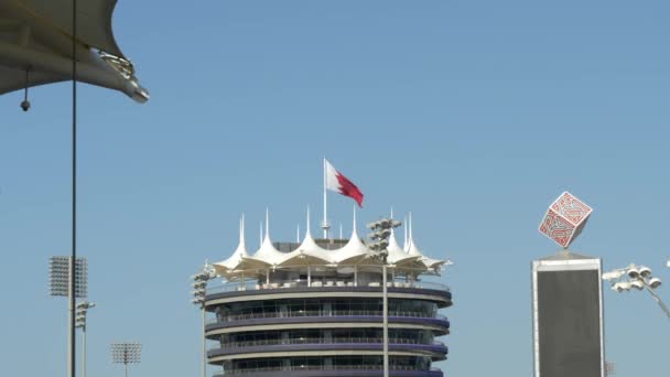 Bandera Bahréin Ondeando Cima Torre Bic Del Circuito Internacional Bahréin — Vídeos de Stock