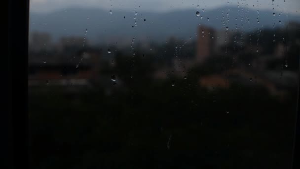Arka Planda Şehri Görürken Yağmur Damlası Kadehten Yavaşça Düşüyor — Stok video