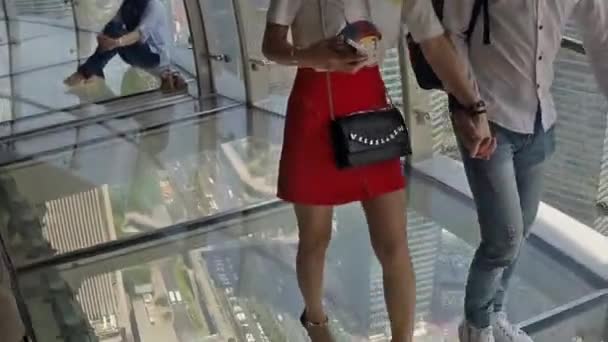 Стеклянный Этаж Смотровой Площадке Шанхайской Телебашни Видом Мегаполис Шанхай Пудун — стоковое видео