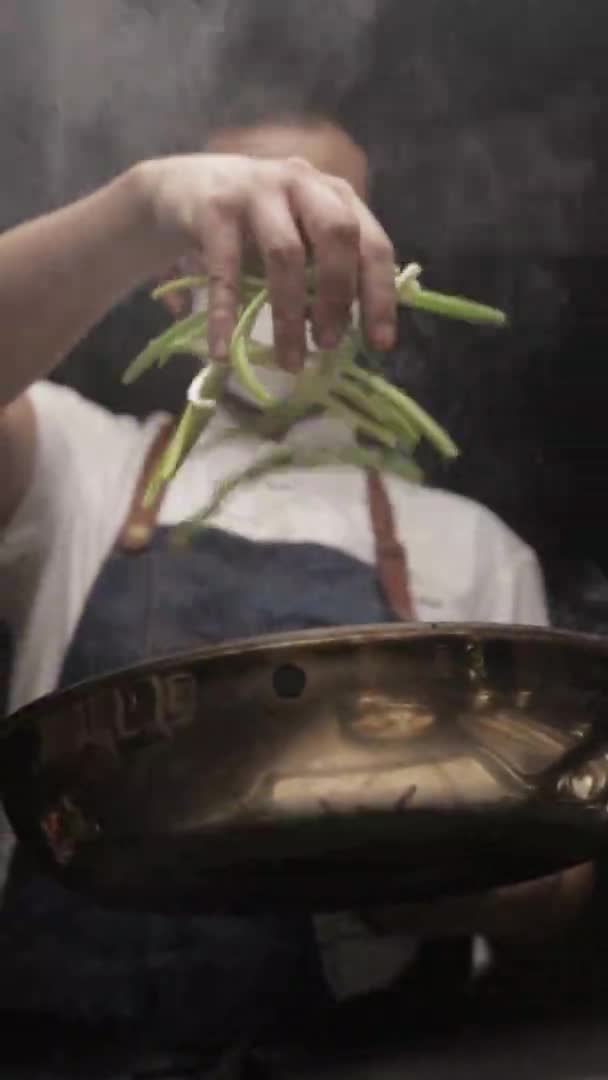 Portrét Shot Šéfkuchaře Nosící Masku Ffp2 Džíny Zástěra Kapání Zelené — Stock video