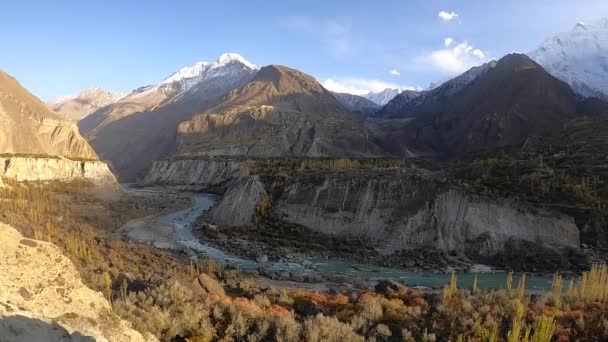 Pan Pravý Pohled Točící Řeku Údolí Skardu Zasněženými Horami Vzdálenosti — Stock video