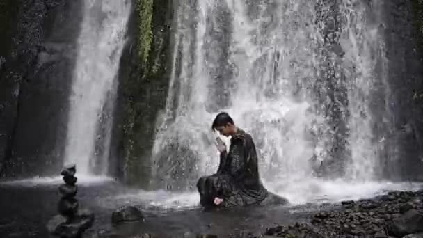 Retrato Homem Asiático Sentado Uma Rocha Rio Montanha Para Meditar — Vídeo de Stock