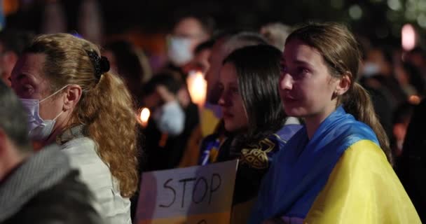 Young Ukrainian Girl Crying Peace Vigil Wrapped Ukrainian Flag Leiria — Vídeos de Stock
