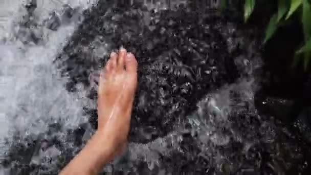 Чоловічі Ноги Насолоджуються Прісною Річковою Водою Подорожувати Горах Щоб Насолодитися — стокове відео
