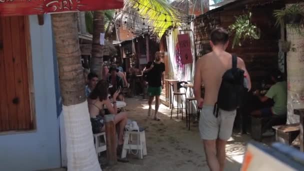 Mężczyzna Bez Koszulki Backpacker Prawie Wpada Turystę Idącego Tym Samym — Wideo stockowe