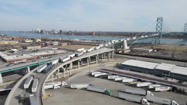 Semi Trucks Crossing Canada Usa Border Ambassador Bridge Aerial View — стоковое видео