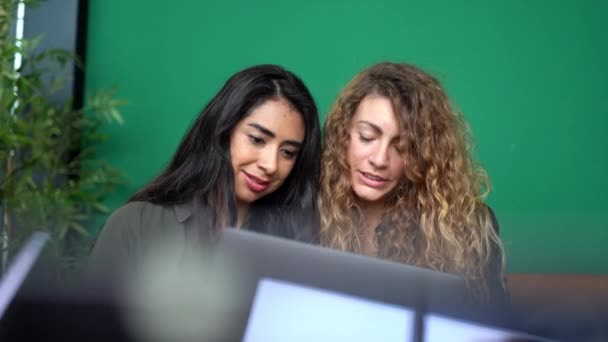 Δύο Νεαρές Πολυφυλετικές Γυναίκες Συναδέλφους Που Εργάζονται Ένα Σύγχρονο Φορητό — Αρχείο Βίντεο