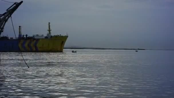 Гресик Индонезия Март 2021 Года Кораблекрушение Нефтеперерабатывающей Компании Заброшенные Корабли — стоковое видео