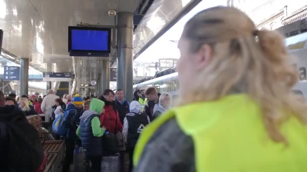 Säkerhetspersonal Vid Järnvägsstationen Övervakar Situationen För Att Garantera Säkerheten Och — Stockvideo