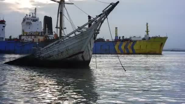 インドネシアのグレシック 2021年3月 石油精製会社に属する難破船 海の真ん中に放棄された船は ポート観光名所になります — ストック動画