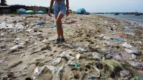 Attractive Woman Walking Sandy Beach Covered Piles Plastic Rubbish Climate — Vídeo de Stock