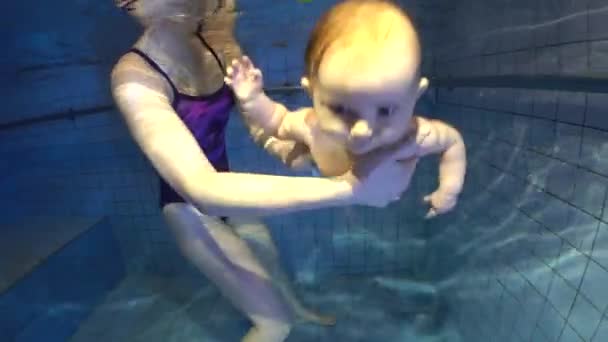 Little Baby Her Mother Having Swimming Lesson Pool Mother Holding — стоковое видео