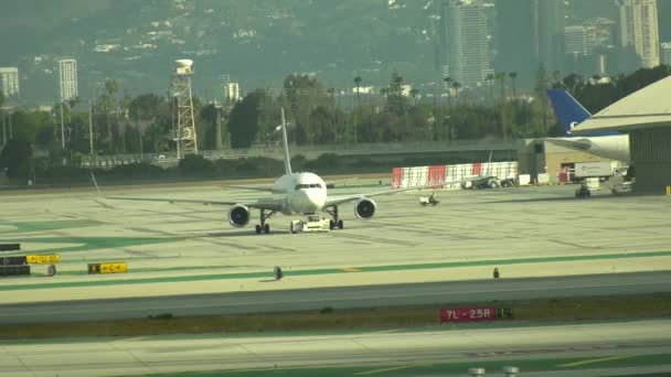 Avion Tiré Par Remorqueur Aéroport — Video