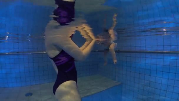 Little Baby Her Mother Having Swimming Lesson Pool Mother Holding — Video Stock