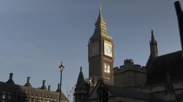 最近の修復後の美しいビッグベン鐘楼 象徴的なランドマーク ロンドン 英国から反射する朝の太陽からの黄金の光線を明らかにする壮大な景色 — ストック動画