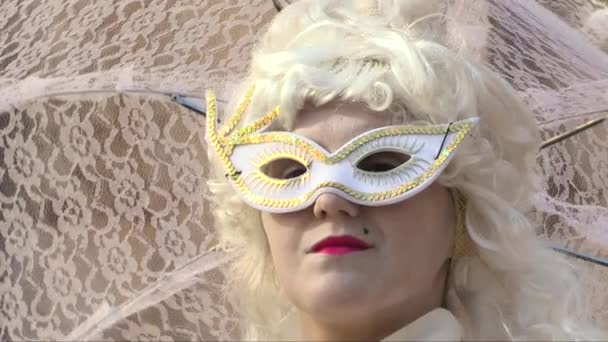 Close Estátua Mulher Com Seu Chapéu Renda Máscara Seu Rosto — Vídeo de Stock