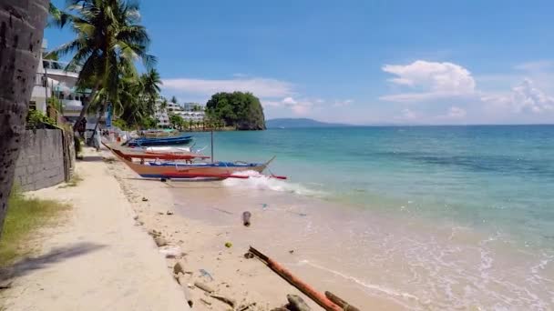 菲律宾加莱拉港的一个阳光明媚的日子 在美丽的白色沙滩上和平地漫步 — 图库视频影像