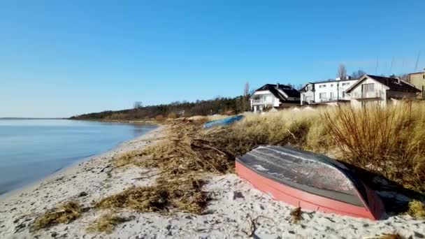 Dolly vpřed záběr ukazuje staré lodě na písečné pláži v Kuznica v Polsku během léta - Klidné Baltské moře a pobřeží
