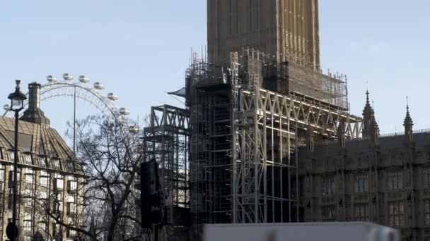 Static Shot Metal Scaffolding Which Surrounds Base Iconic London Landmark — Vídeos de Stock