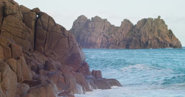 Turquoise Waves Crashing Rugged Rocky Isles Coastline Beach Wide Shot — Stockvideo