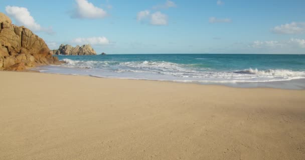 Wide View Beautiful Blue Sky Fluffy Clouds Turquoise Waves Rolling — Stok video