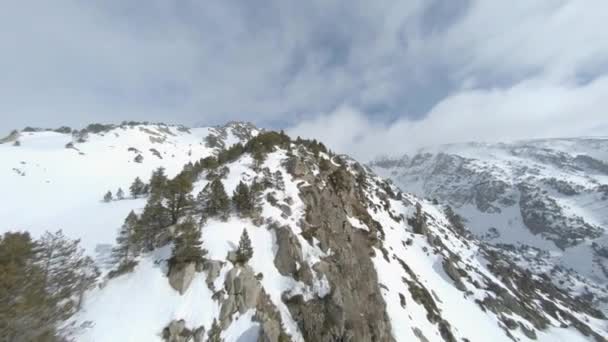 Drone Che Sorvola Cima Innevata Del Monte Pirenei Andorra Aereo — Video Stock