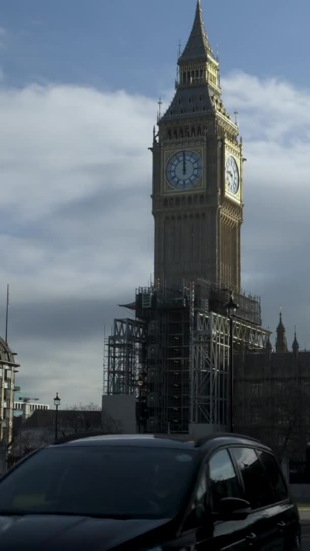 Vertical Video Beautiful Big Ben Clocktower Parliament Square Scaffolding Being — стоковое видео