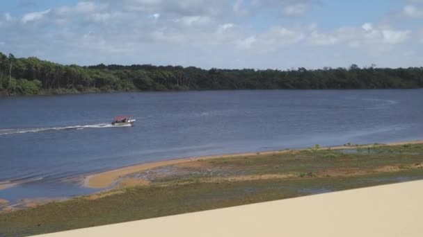 Turister Riding Speedboat Lencois Maranhenses Brasilien — Stockvideo