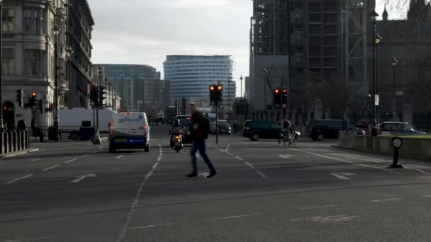 Ранним Утром Люди Пробираются Лондон Велосипедах Других Видах Транспорта Пригородные — стоковое видео