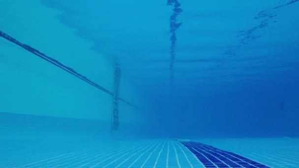 Uitzicht Een Zwembad Direct Aan Onderkant Naast Blauwe Tegels Donkerblauwe — Stockvideo