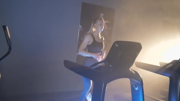 Vit Tjej Springer Löpbandet Gymmet Med Belysning Dolly Uppochnedvänd Egna — Stockvideo