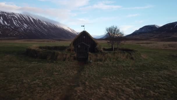Повітряний Вид Відтягує Молоду Дівчину Яка Йде Чукру Ісландії — стокове відео