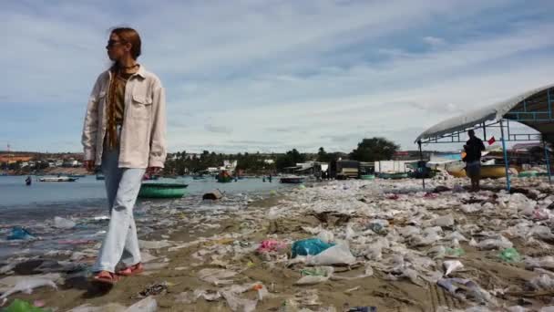 Młoda Dziewczyna Chodząca Plaży Pełna Plastikowych Śmieci Koncepcja Zanieczyszczenia Zmiany — Wideo stockowe