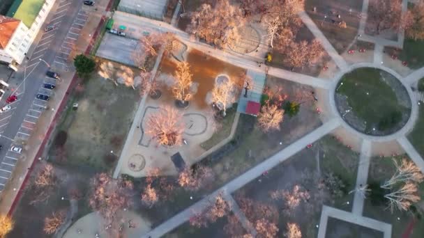 Großer Stadtpark Dem Sich Nur Wenige Touristen Aufhalten Während Die — Stockvideo