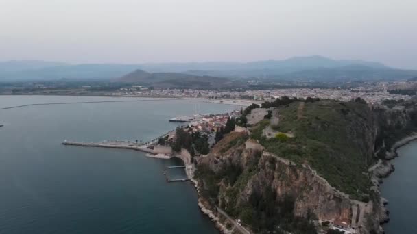 Letecký Pohled Ikonické Pobřeží Města Nafplion Řecku Při Západu Slunce — Stock video