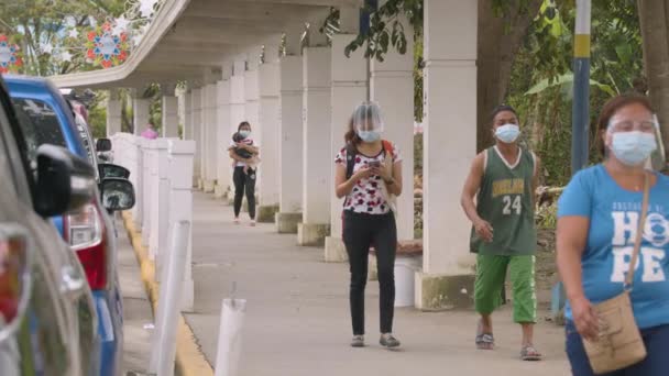 Tiro Movimento Lento Longo Das Pessoas Que Caminham Calçada Com — Vídeo de Stock