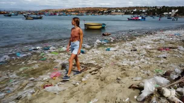 Touristin Geht Mit Müll Strand Spazieren Während Sie Den Ozean — Stockvideo