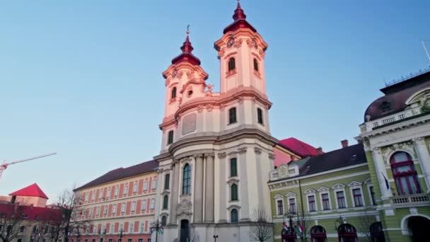 日落期间匈牙利埃格尔圣安东尼教堂的全景 — 图库视频影像