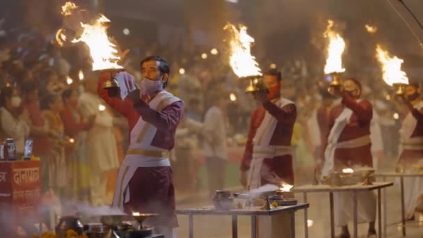 ガンジス川に沿った祭の儀式インド ウッタラーカンド州リシケシで 選択的フォーカスショット — ストック動画