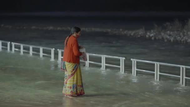 Indian Woman Throwing Flower Petals Ganga River Triveni Ghat Rishikesh — 비디오