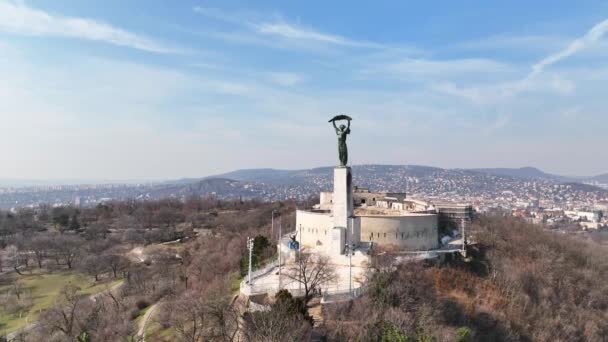 Liberty Freedom Statue Next Buddhist Fortress Cittadella Populous City Budapest — Stock video