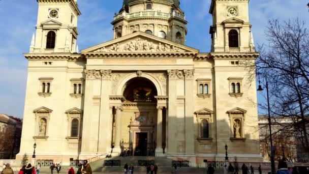 Plusieurs Touristes Traversent Place Devant Basilique Saint Étienne Avec Ses — Video