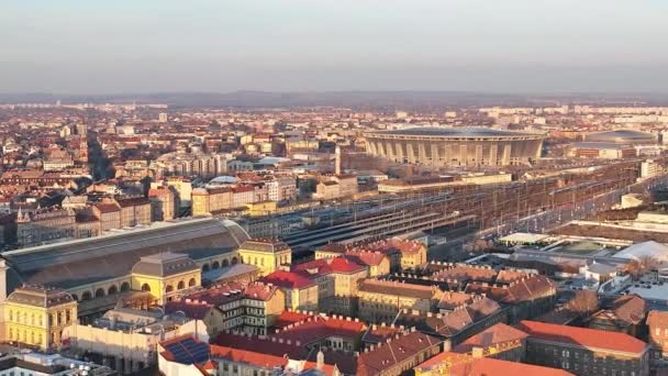 Macaristan Budapeşte Kentinde Altın Saatinde Arka Planda Aşırı Modern Puskas — Stok video