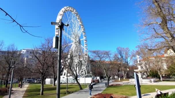 Several People Walk Elizabeth Square Budapest High White Ferris Wheel — 비디오