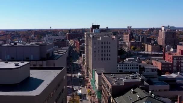 メイン州ポートランドのコングレスストリート上空を飛ぶドローン — ストック動画